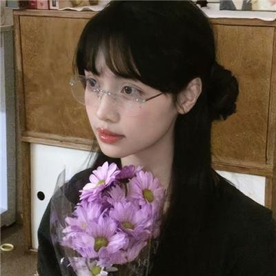 近景对峙镜头：人物表情被压紧